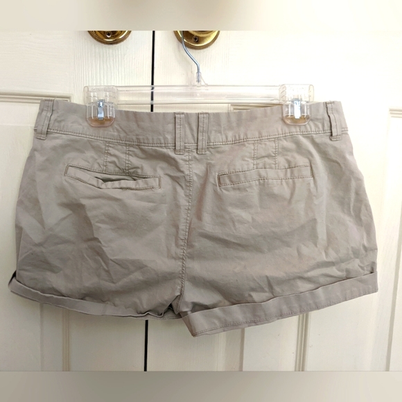 Vintage Old Navy Khaki Shorts - Size 8 - Picture 2 of 4